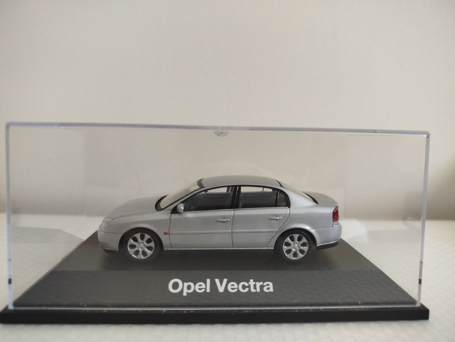 Miniatura Opel Vectra 1/43 Nova
