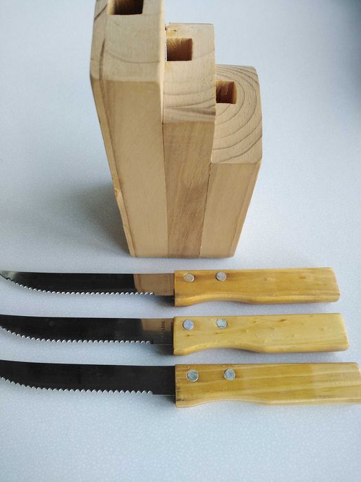 3 Facas de cozinha de serrilha com cabo de madeira