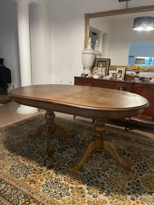 Mesa oval em madeira