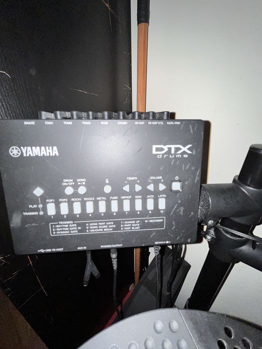 Bateria eletrónica Yamaha DTX402K + banco + auscultadores roland + baquetas