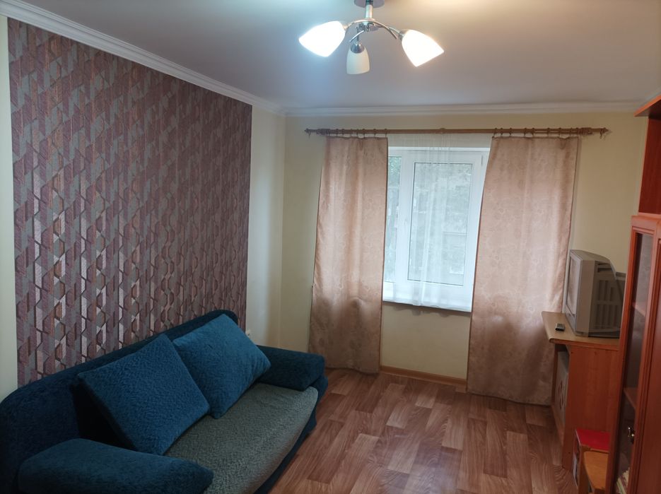 Здається 3 кімнатна на термін один  два місяці.