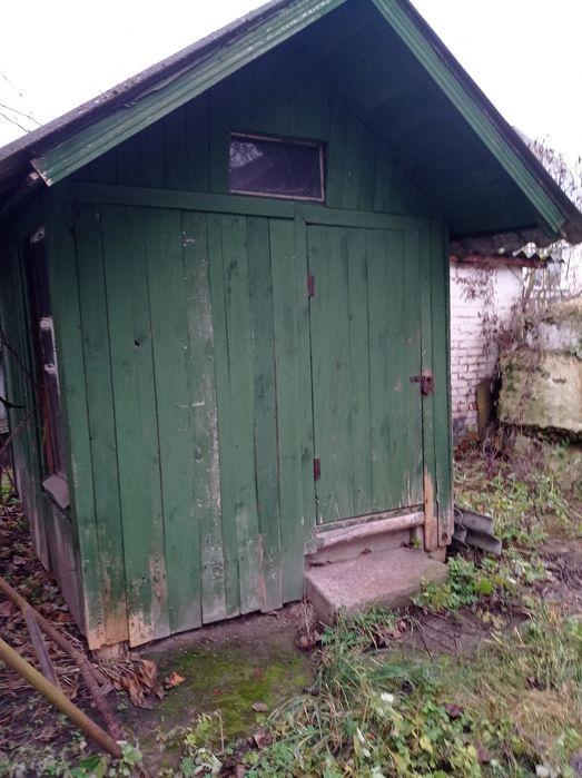 Частина будинку в центрі міста по вул Ревуцького . Окремий двір.