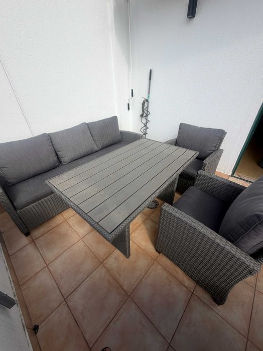 Conjunto de área externa (sofá, 2 cadeiras, mesa)