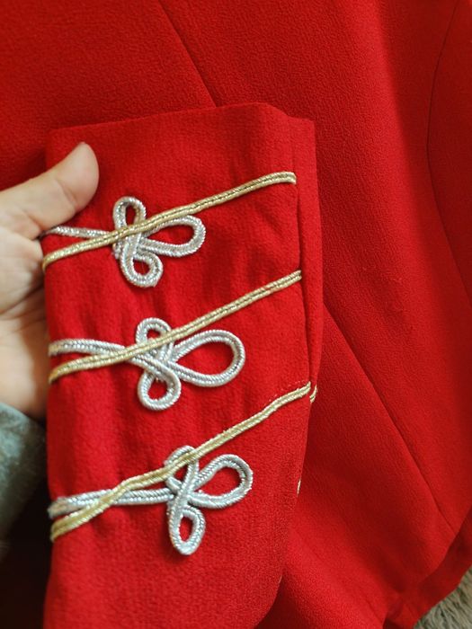 Casaco forrado vermelho, dourado e prateado