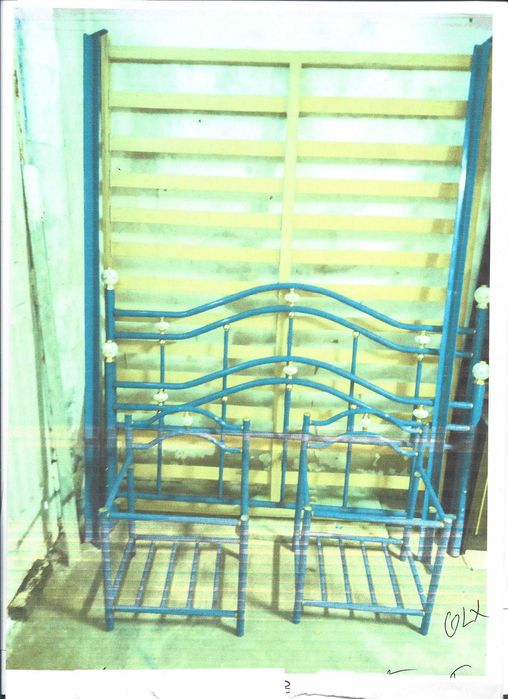 cama de casal em ferro com estrado e duas mezinhas de cabeceiras