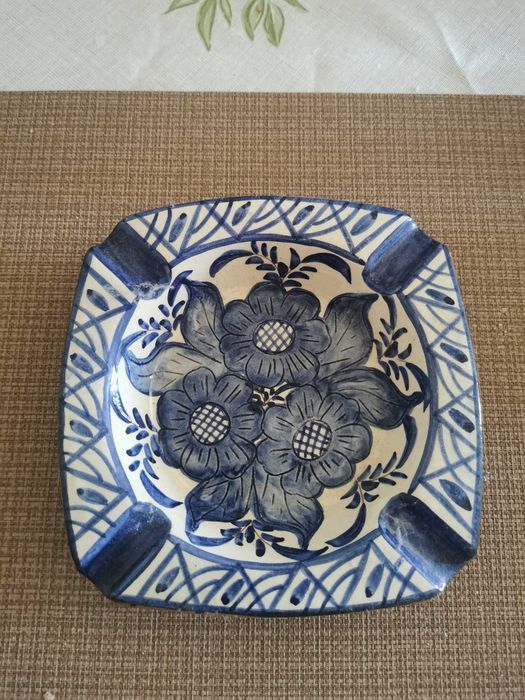 Cinzeiro em porcelana pintado à mão em tons de azul
