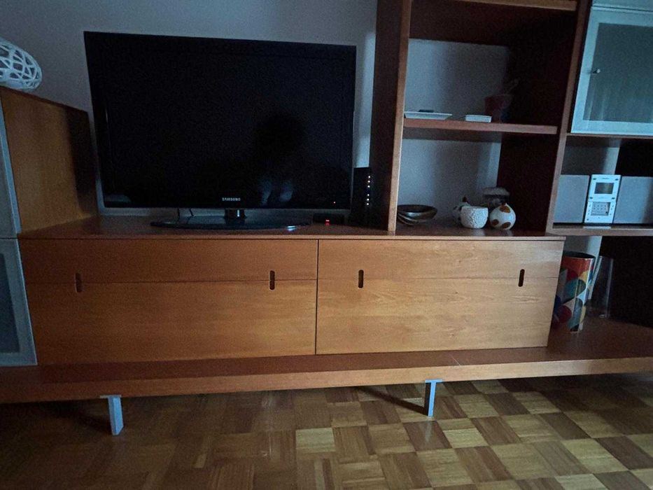 Móvel de sala moderno com ampla arrumação
