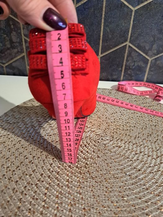 Czerwone buty na obcasie.