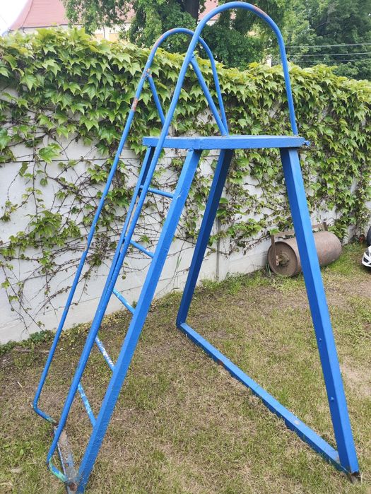 Metalowy podest do zjeżdżalni
