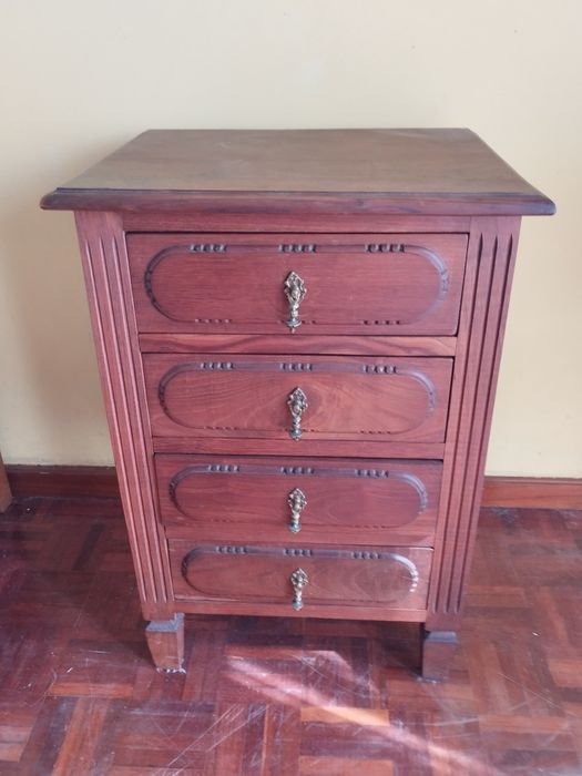 Mobília de quarto em madeira de Castanho