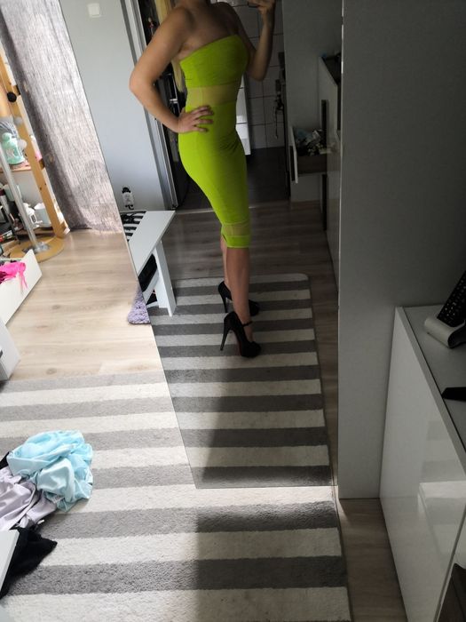 Asos zielona dopasowana sukienka midi za kolano odkryte gołe ramiona