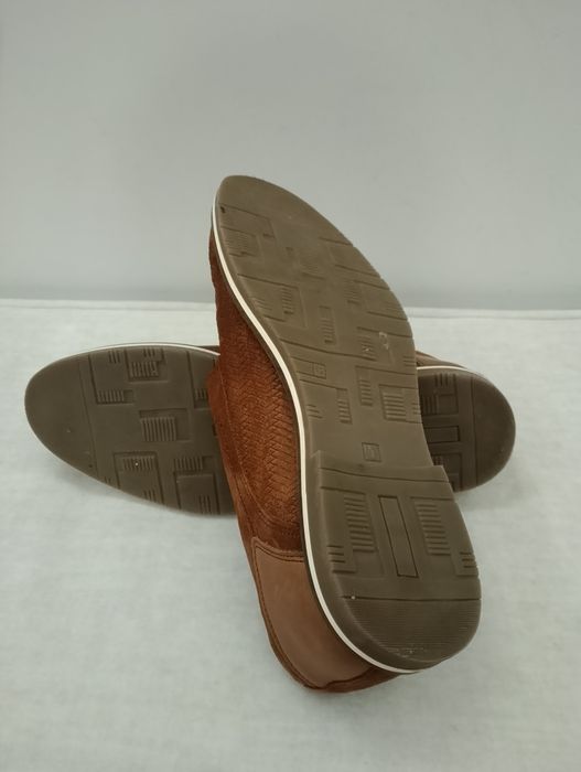 Sapatos tamanho 42 

- Material exterior em camurça.
- Fecho com atacadores.
- Sola com detalhe em branco.