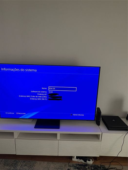 PS4 Pro com 2 comandos e caixa