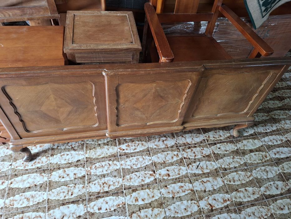 Cama antiga com duas mesinhas de cabeceira.