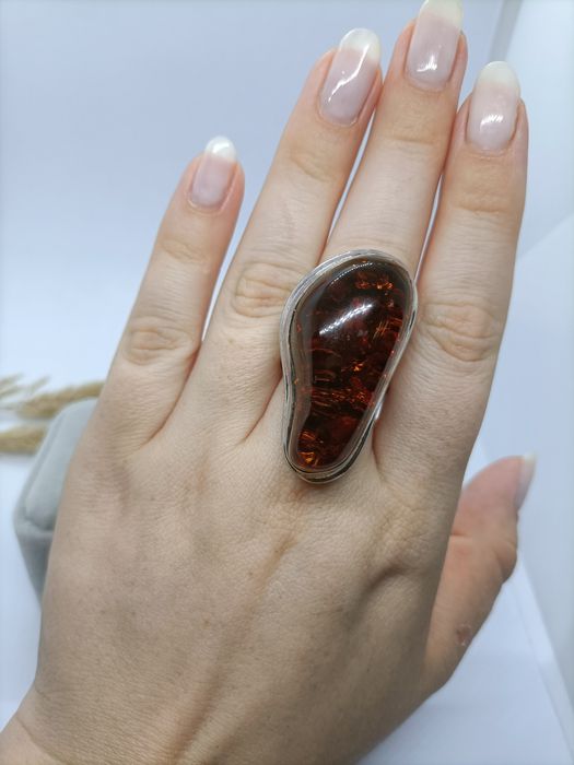 Wyjątkowy pierścionek ze srebra z bursztynem, srebro 925