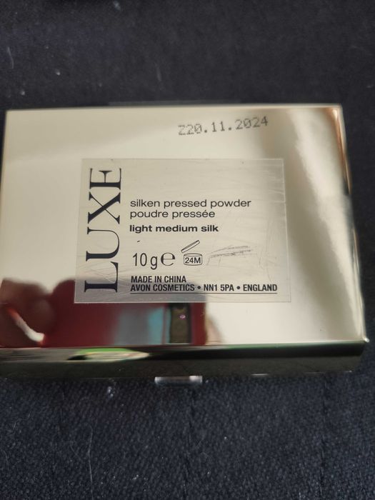 Avon Luxe puder prasowany Light Medium Silk darmowa wysyłka nowy