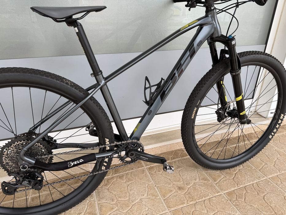 Bicicleta de BTT muito bem equipada