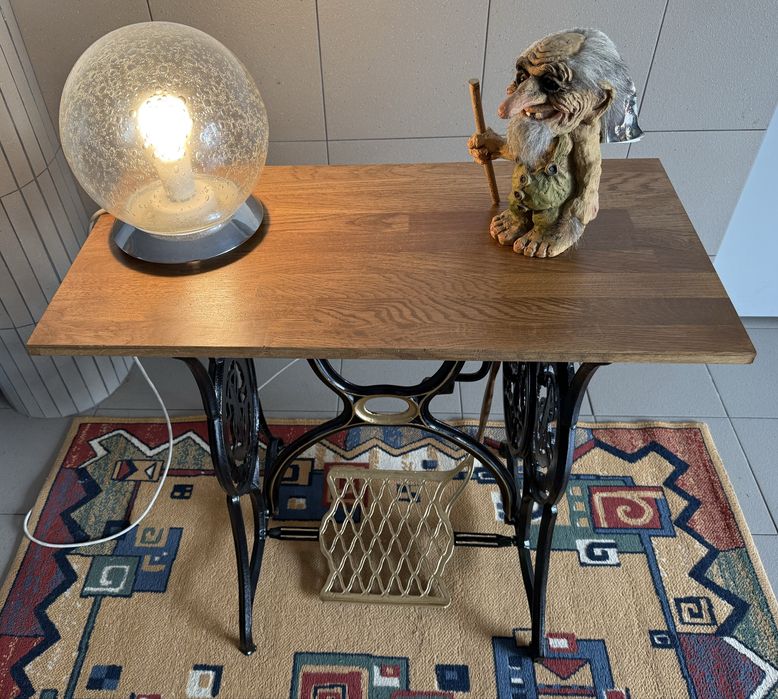 Mesa de nadeira maciça em pés Singer