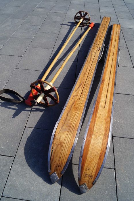 Stare narty drewniane 130 cm z kijkami