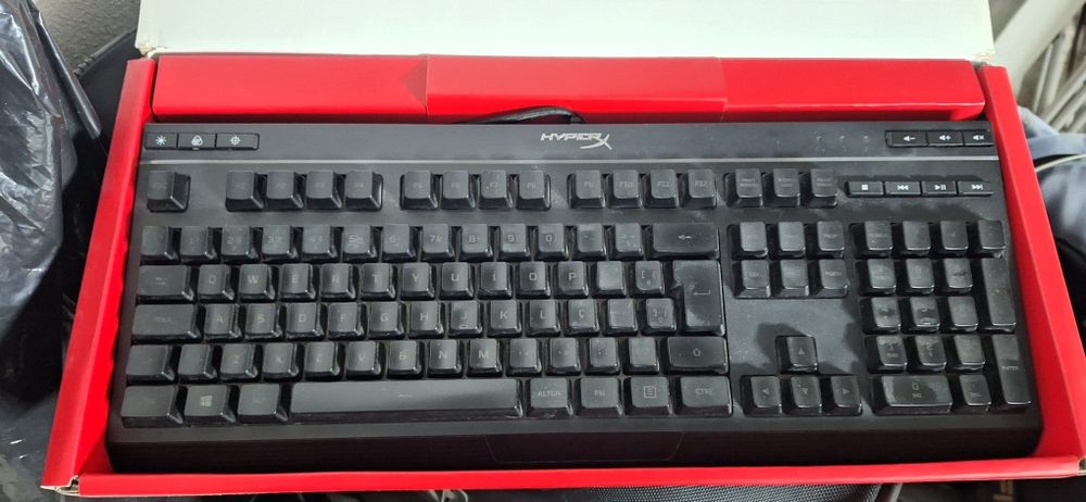 Teclado com fio - Hyperx Core Alloy RGB64738552264578120