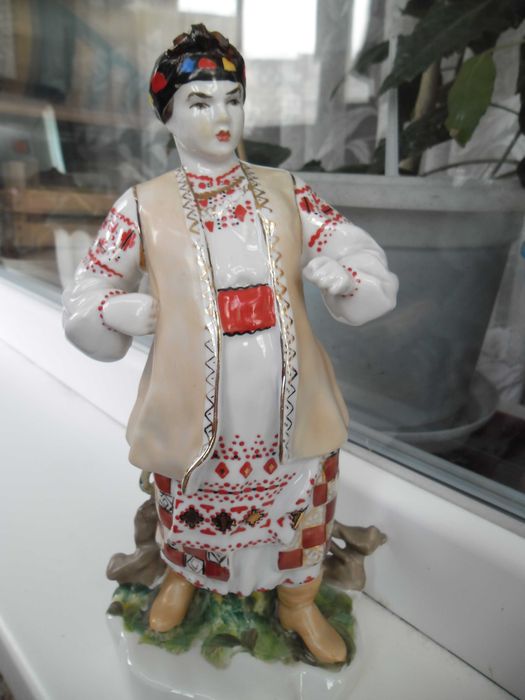 Продам фарфоровую статуэтку