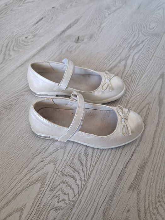 eleganckie buty kremowo srebrne 31