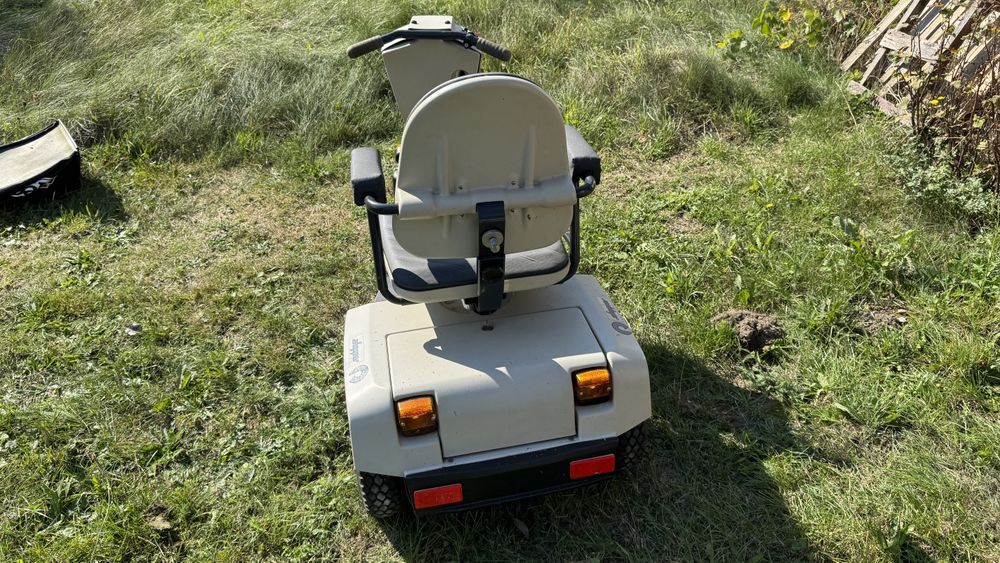 Sprzedam dwa wózki  inwalidzkie akumulatorowe.