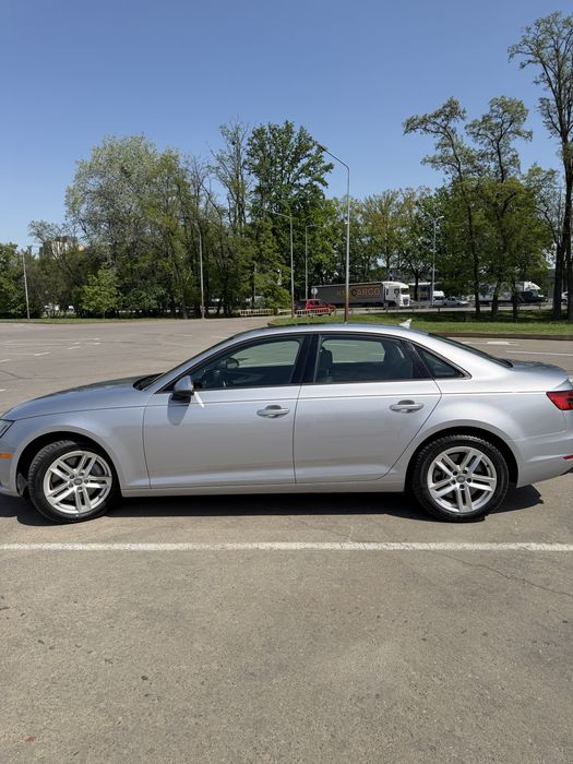 Машина Audi A4 2017 року