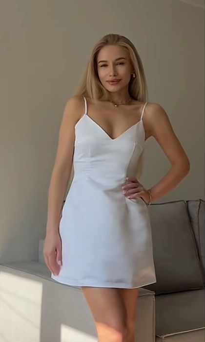 Ніжна біла сукня staff