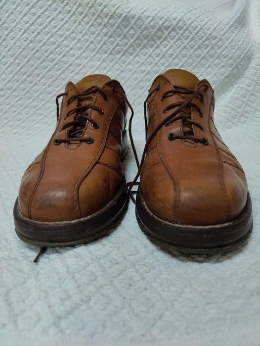 Sapatos em pele genuína de qualidade tam. 43 em muito bom estado