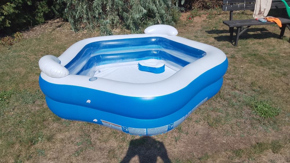 Mały basen z oparciami