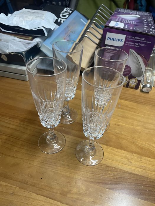 4 copos de espumante