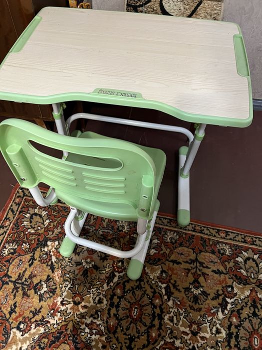Стіл для навчання дитини