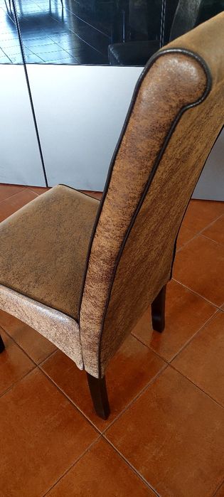 Quatro cadeiras de mesa de jantar novas