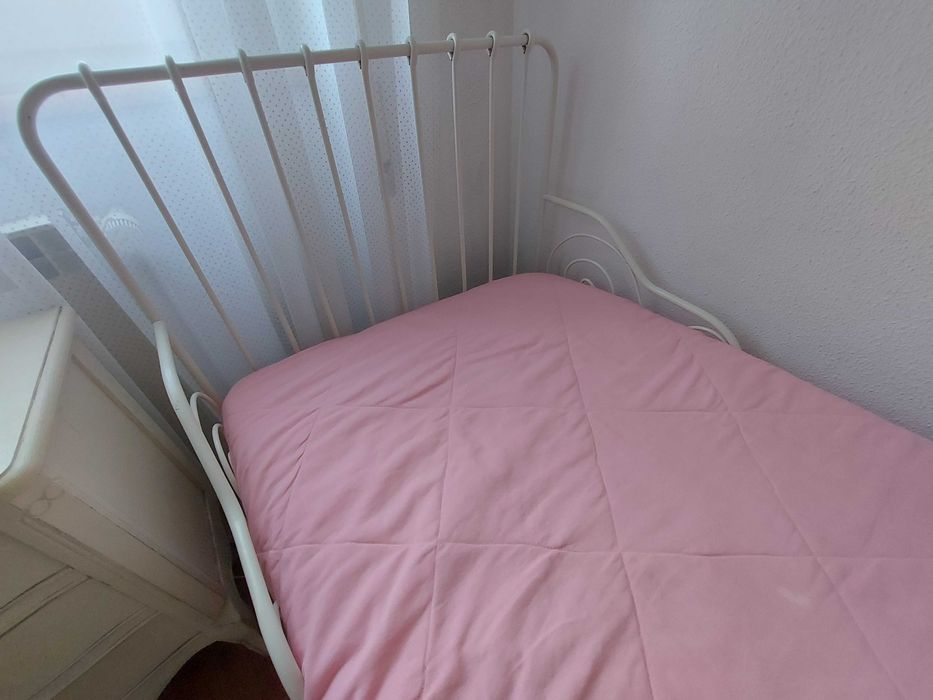 Cama branca em ferro extensível com colchão incluído