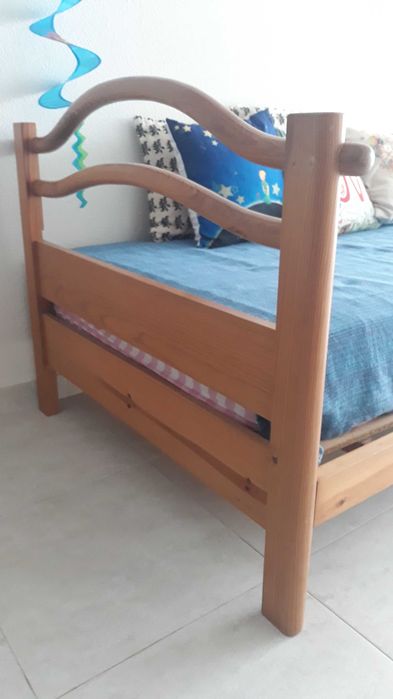 Cama em madeira maciça