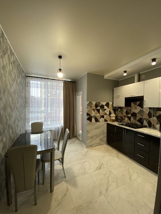 Здається 1 кімнатна в новобудові ЖК Фаворит. Можна на короткий термін