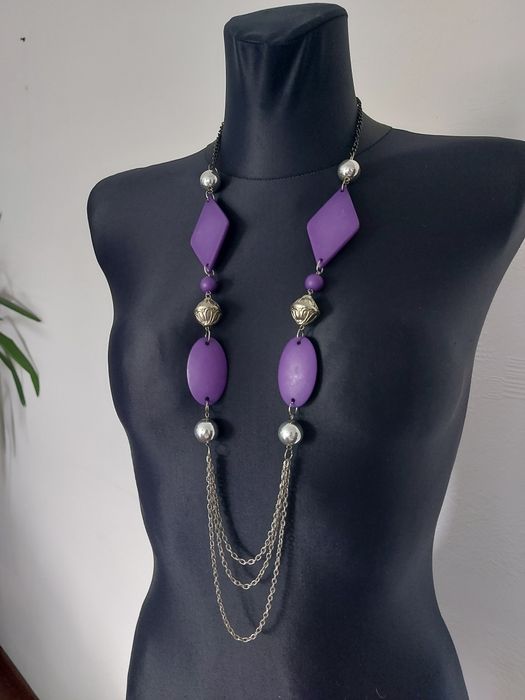 Fioletowy geometryczny naszyjnik z koralikami i łańcuszkami bez metki