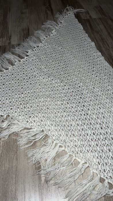 Biala chusta włóczkowa hand made z frędzlami
