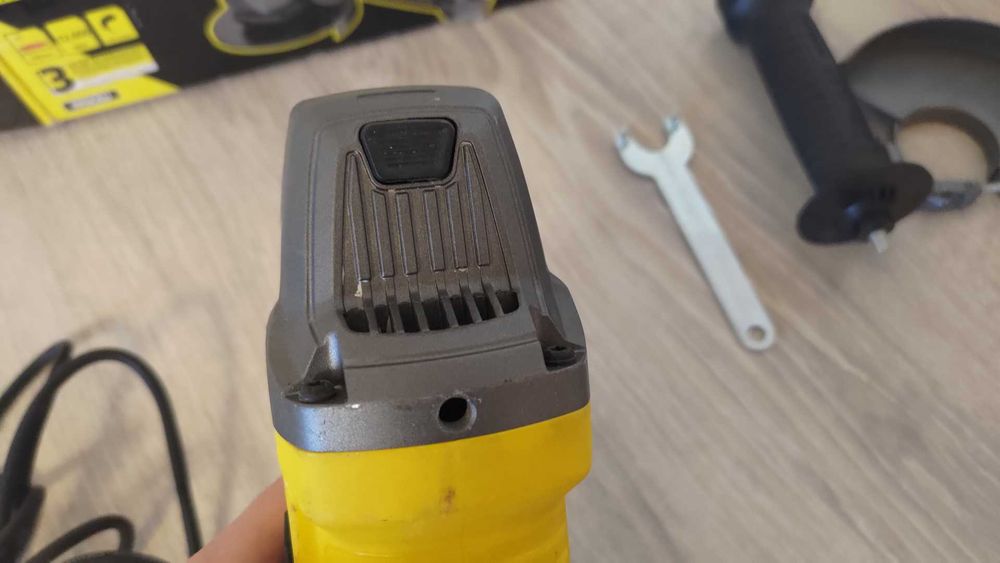 Кутова шліфувальна машина (болгарка) Stanley Fatmax FMEG220 850 Вт