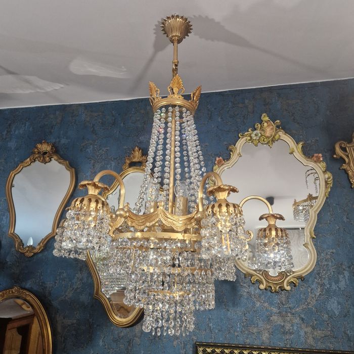 Piękny stylowy żyrandol mosiężny z kryształkami