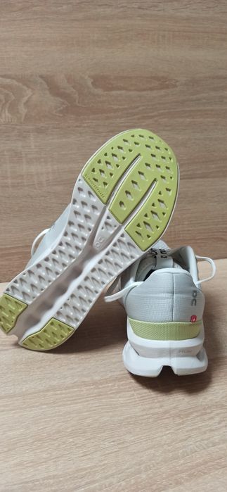 Кросівки і On Running Cloudsurfer