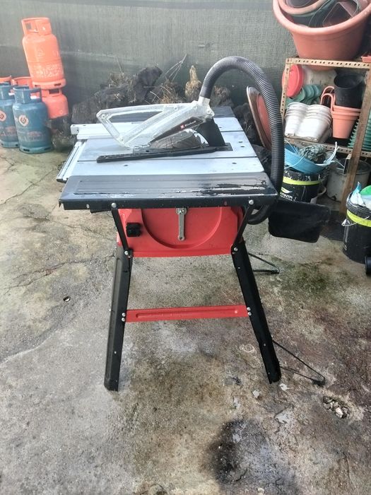 Serra de circular com mesa