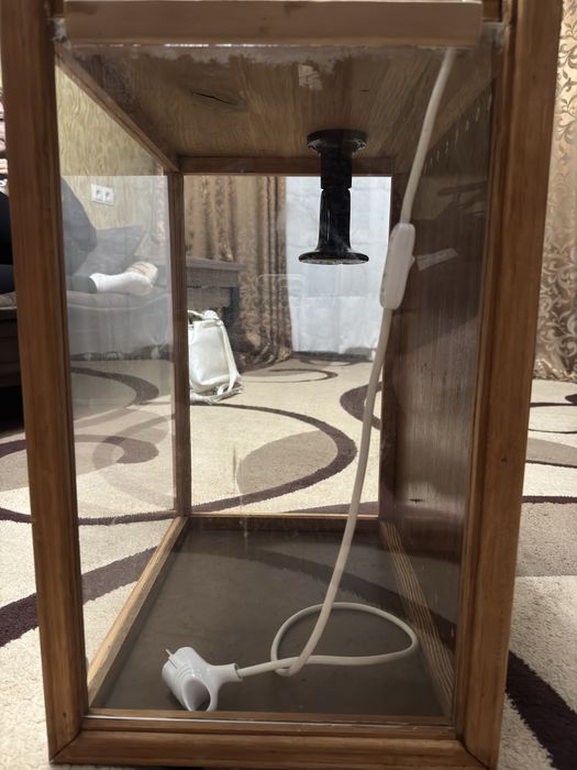 Продам б/у тераріум 44x34x55 см (дерево, пластик) + керамічна лампа