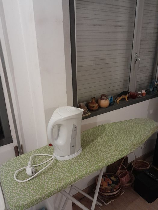 Vendo Chaleira Eléctrica PRATIKA muito bonita como nova