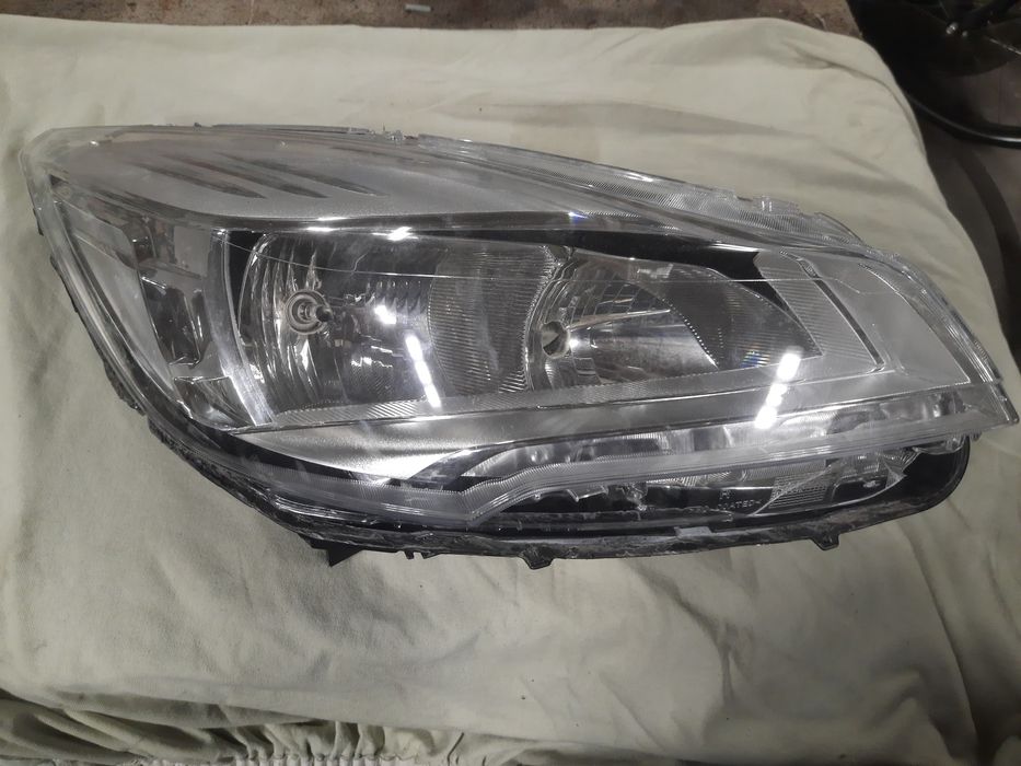 Ford kuga 16r Lampa Prawa Przod Uszkodzona