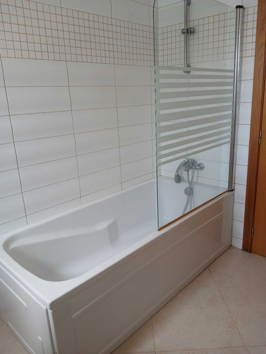 Banheira acrylico 180x80cm com resguardo, torneira e saias laterais