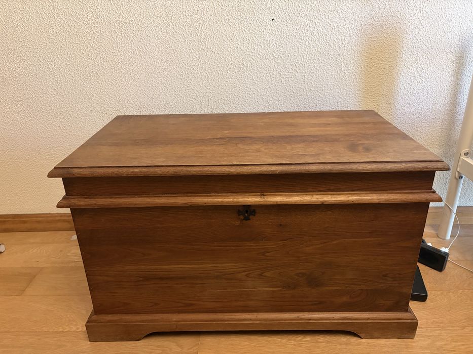 Vende se bau de madeira