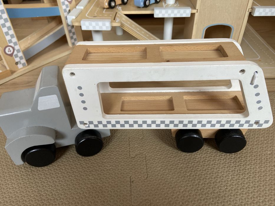 Duży drewniany zestaw mamabrum - garaż, tor dla autek i laweta