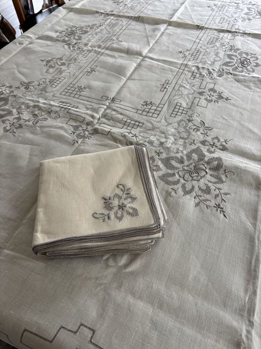 Toalha de mesa em puro linho com bordado feito à mão